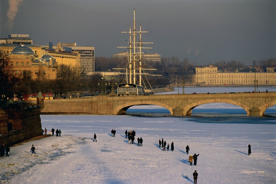 Pont Kamenndostrovski au-dessus de la Neva gelée. (© Author's Image))