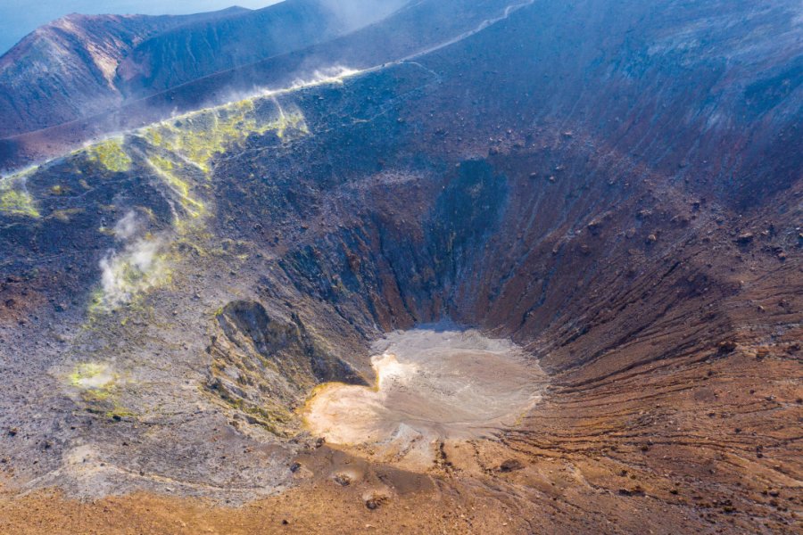 Cratère du Vulcano. margouillatphotos - iStockphoto.com