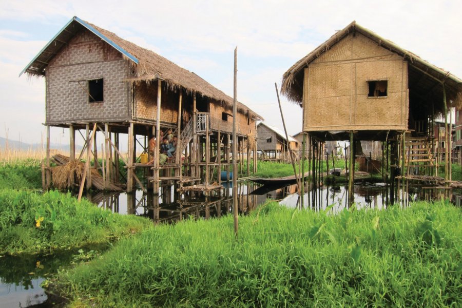 Les villages sur pillotis sur les lacs. Stéphan SZEREMETA