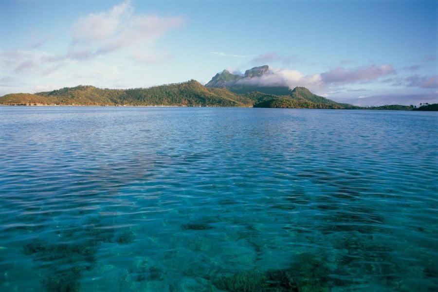 Vue sur l'île de Bora Bora Itzak Newmann - Iconotec