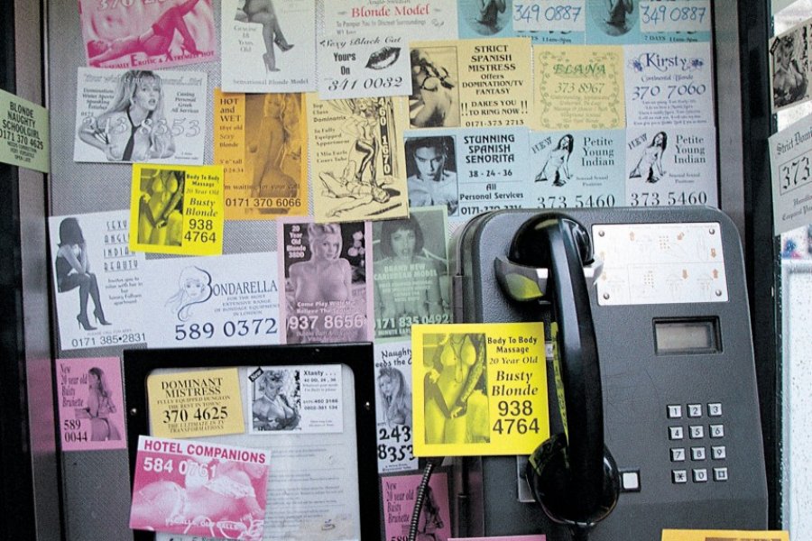 Petites annonces en tout genre dans une cabine téléphonique. (© John Frechet - Iconotec))