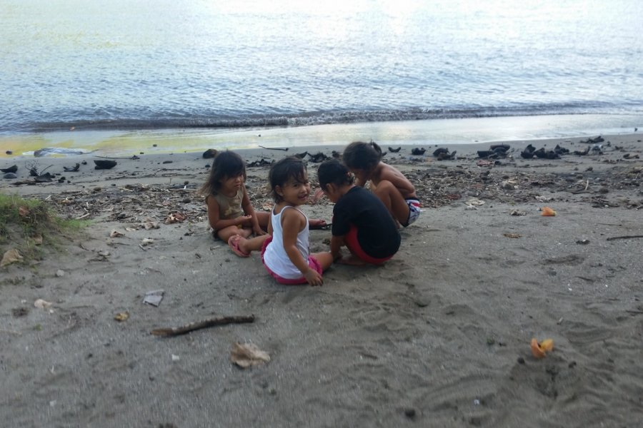 Jeunes autochtones sur la plage de Hooumi Laurent BOSCHERO