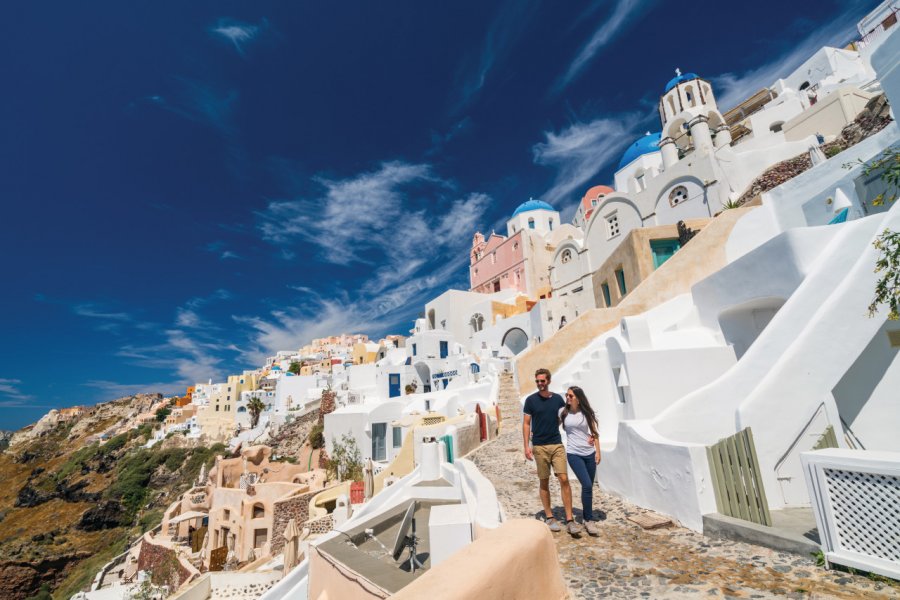 Balade dans les rues de Oia. amriphoto - iStockphoto.com