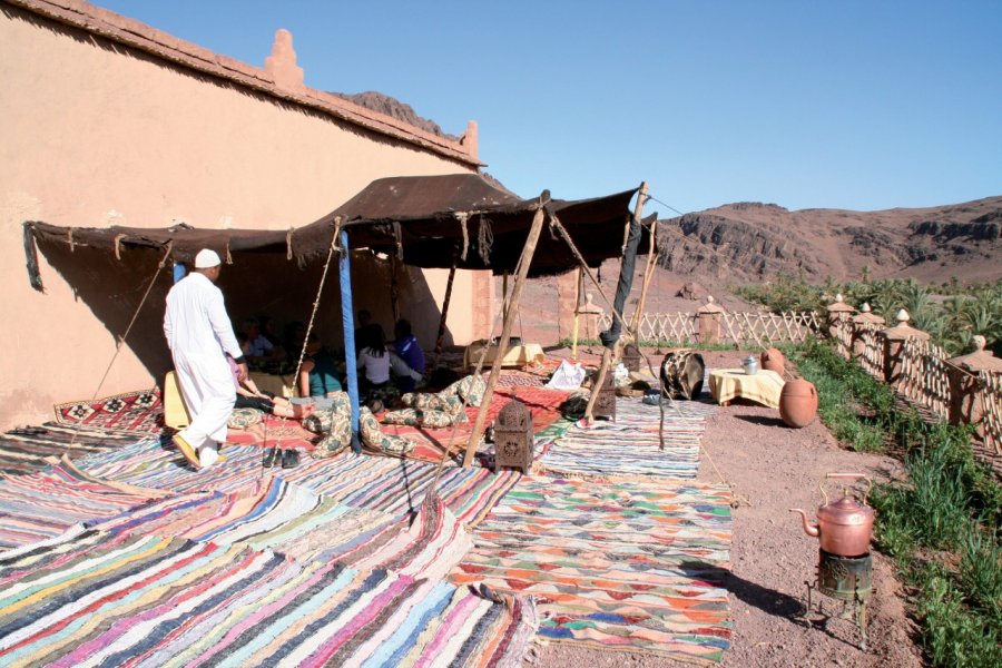 Café berbère dominant la palmeraie. Stéphan SZEREMETA