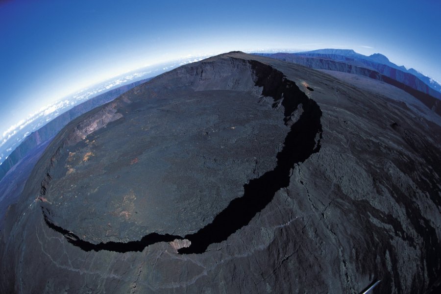 Survol du cratère du Piton de la Fournaise. (© Atamu RAHI - Iconotec))