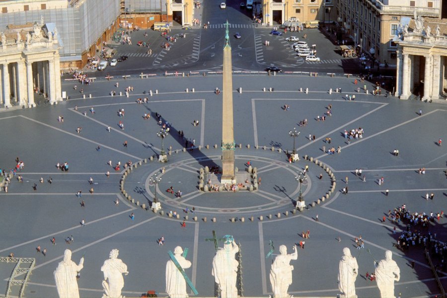 Place Saint-Pierre et colonnade du Bernin depuis la coupole de la basilique. Author's Image