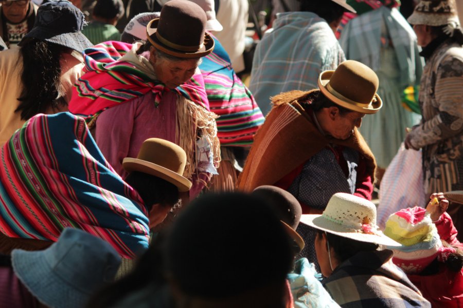 Le marché de Copacabana permet de découvrir la vie quotidienne des Aymaras de l'Altiplano. Abdesslam BENZITOUNI