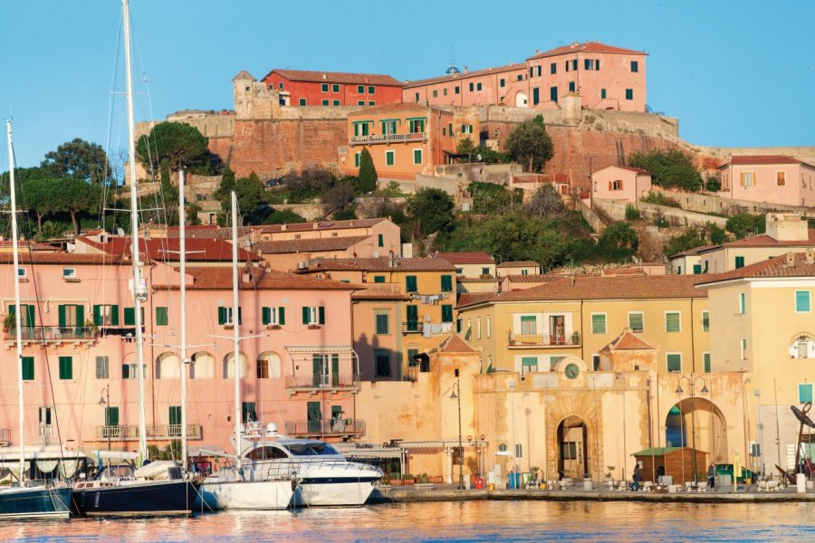 Vieux fort et la Villa dei Mulini à Portoferraio. MasterLu - iStockphoto.com