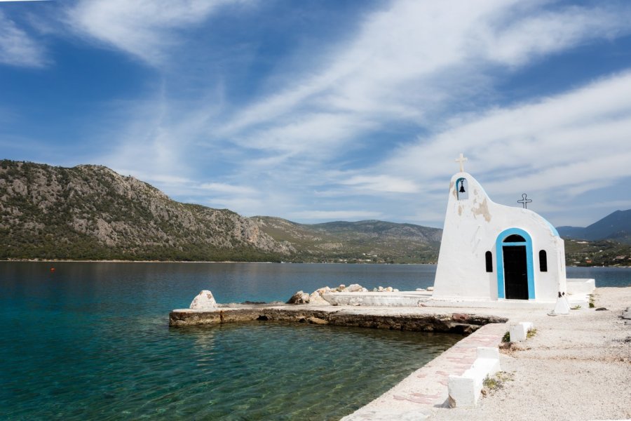 Le lac de Voulismeni et sa petite chapelle. Nick Pavlakis / Shutterstock.com