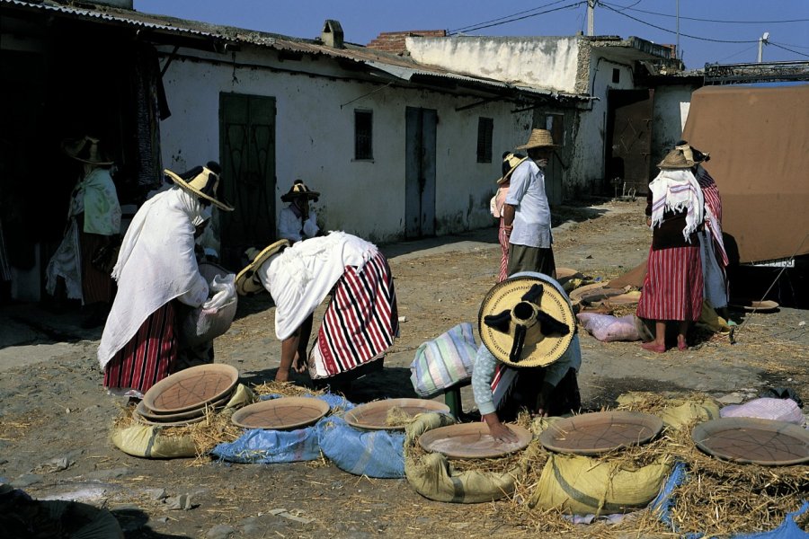 Vente de plats au souk de Khemis Anjra. Hugo Canabi - Iconotec