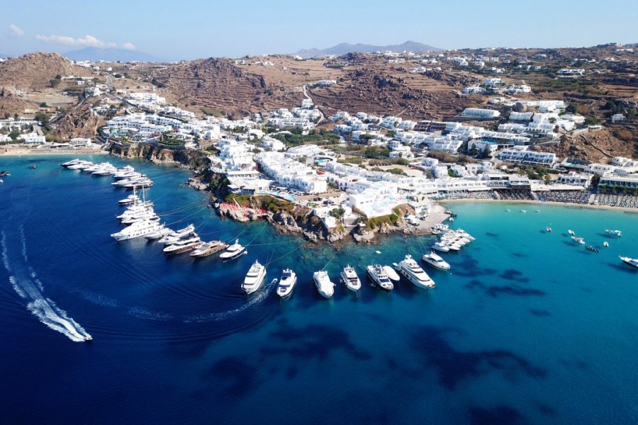 Vue sur Psarou et Platys Gialos. Aerial-motion - Shutterstock.com