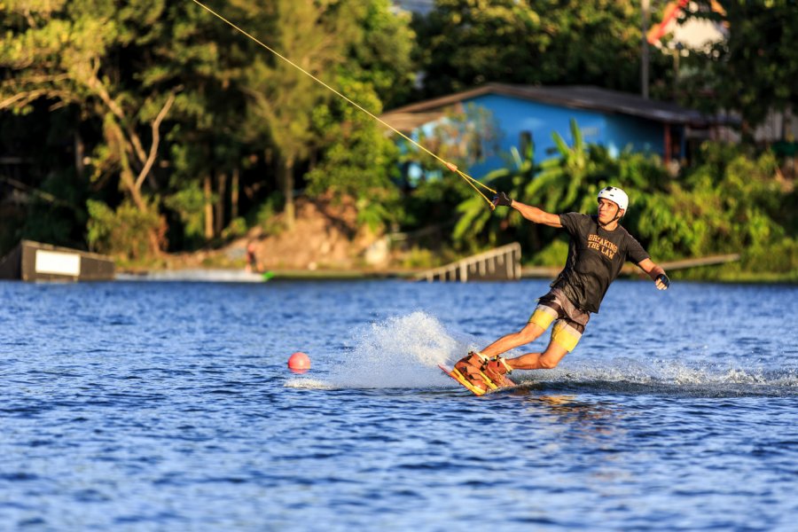 Wakeboarder à Phuket. Dima Fadeev - Shutterstock.com