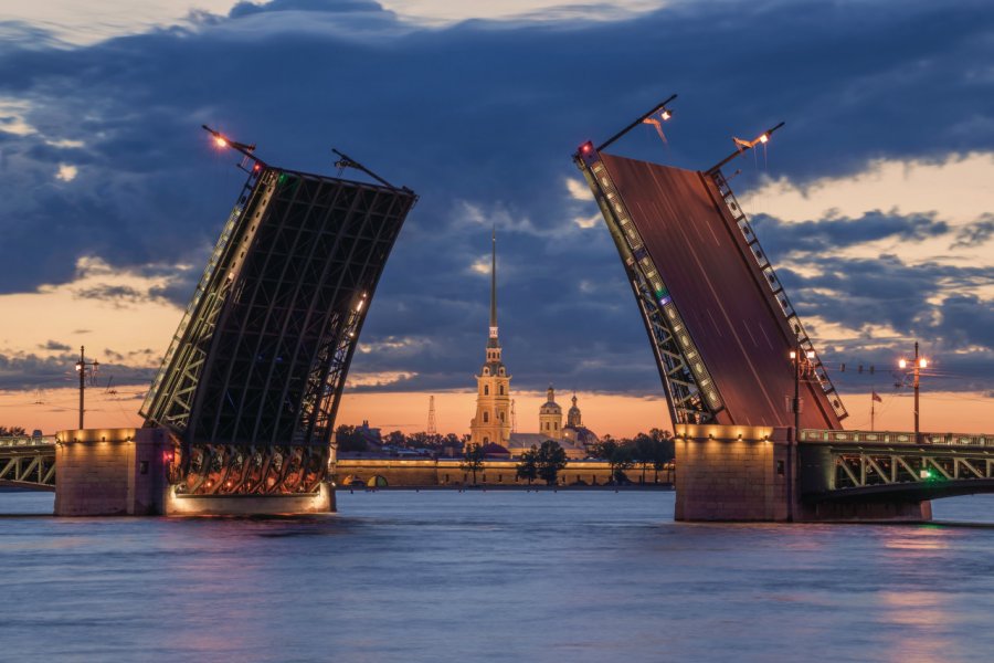 L'arrivée de la Neva à Saint-Petersbourg et son célèbre pont levant thrshr