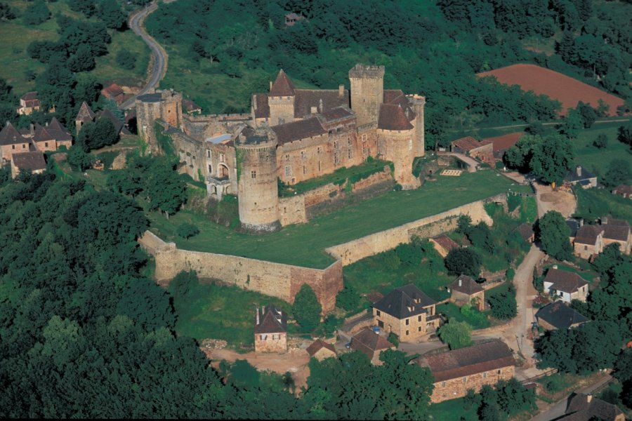 Vue aérienne du château et du village - CASTELNAU-BRETENOUX JOËL DAMASE - ICONOTEC