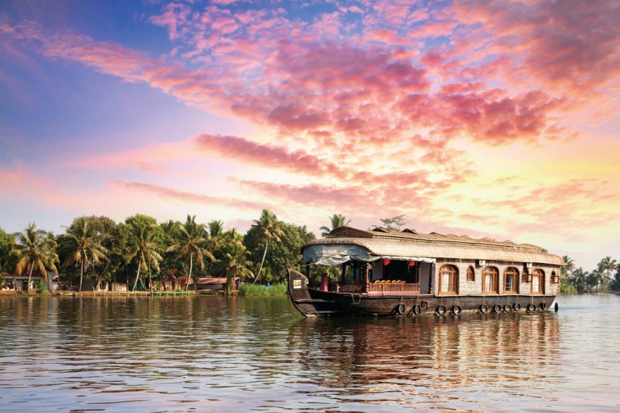 Houseboat traditionnel sur les rives du lac Vembanad à Alleppey. Byheaven - iStockphoto