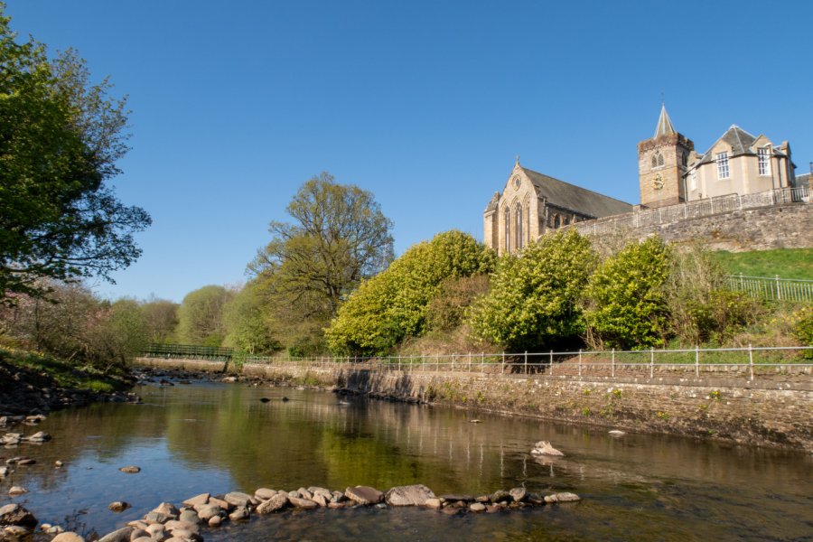 Cathédrale de Dunblane et le fleuve Allan. Rona13 - Shutterstock.com