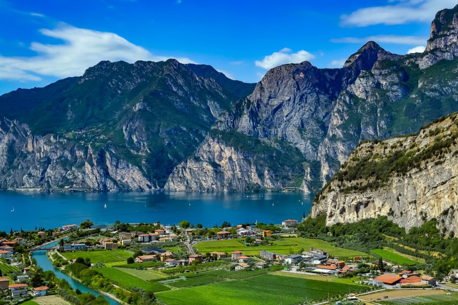 Vue sur le lac de Garde et sur la ville de Riva del Garda. zilber42 - Shutterstock.com