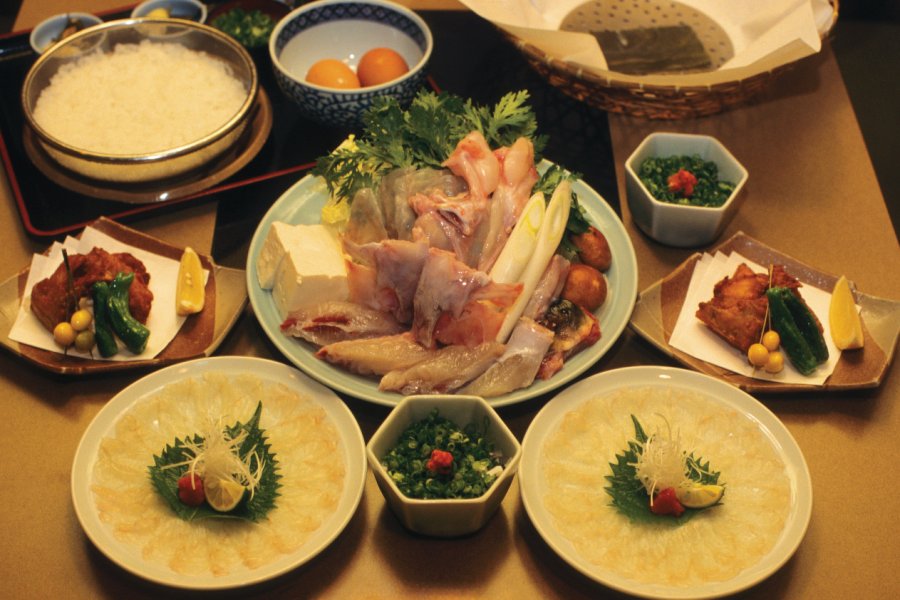 Préparation du  fugu  (poisson-lune), dégustation en sashimi et  nabe . (© Author's Image))