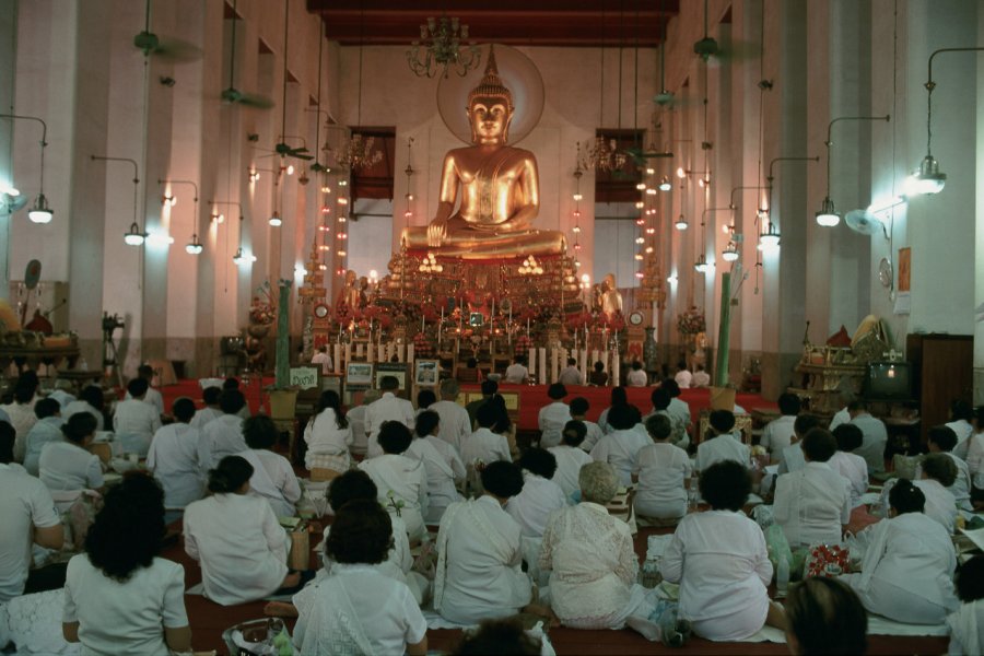 Prière au Wat Mahathat. (© Author's Image))