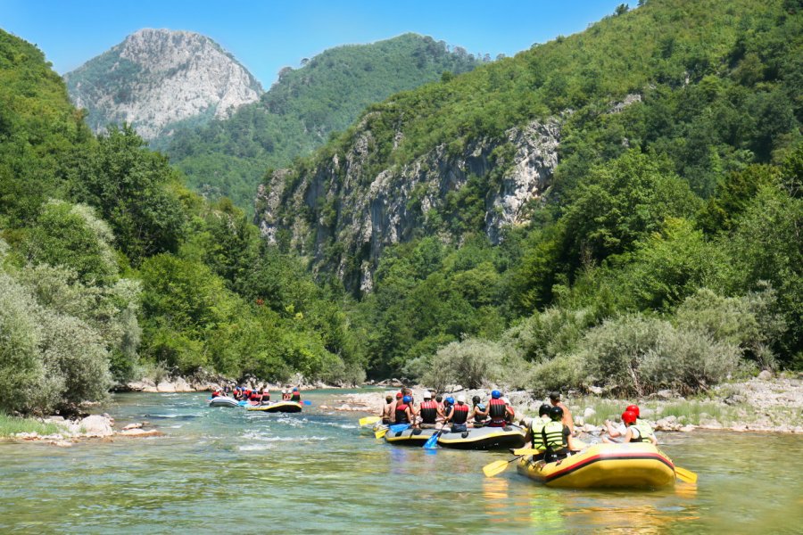 Rafting sur la Neretva. Aleksandar Todorovic / Adobe Stock