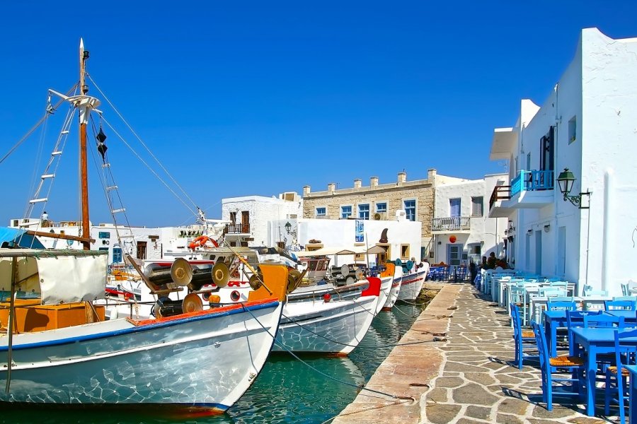 Le port de Naousa. Ermoupolis - Shutterstock.com