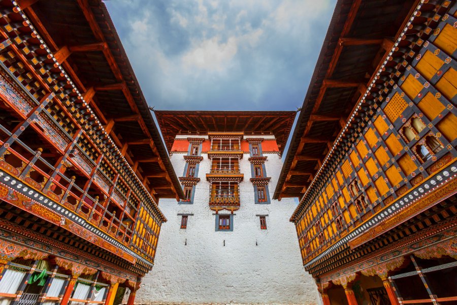 Dzong de Trashigang. Khanthachai C - Shutterstock.com