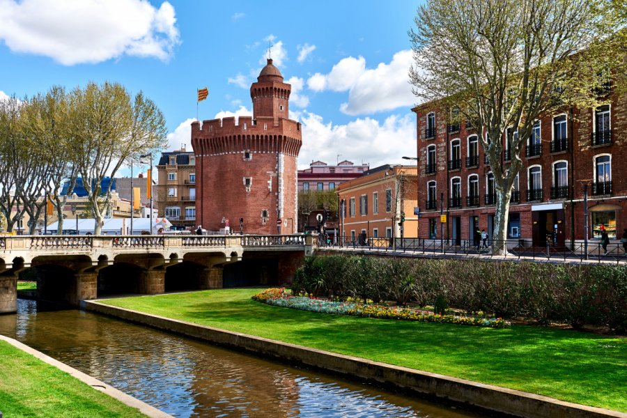 Vue sur le canal et le Castillet de Perpignan. Alex Tihonov - stock.adobe.com