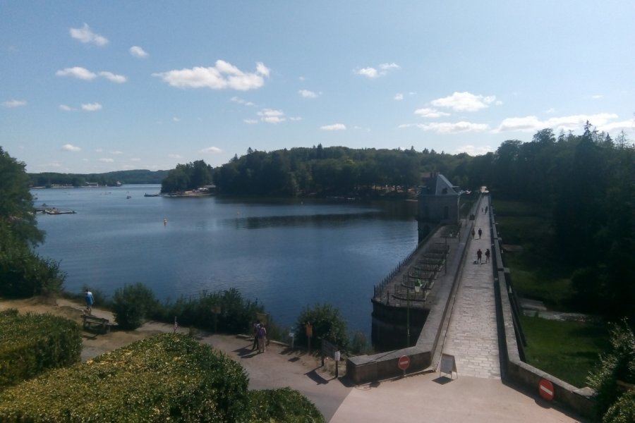 Lac des Settons, le barrage. Delphine TABARY