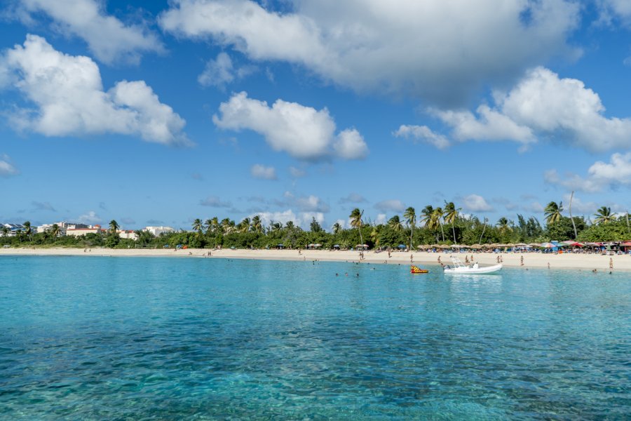 Plage de Mullet Bay. Multiverse - Shutterstock.com