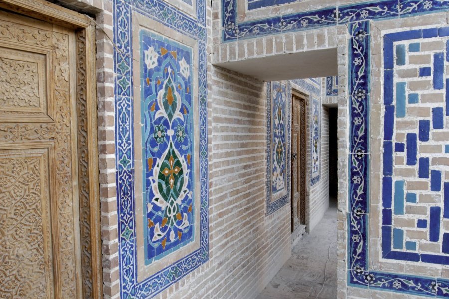 Couloir de la madrasa Oulough Begh. Jeff Jones - Iconotec