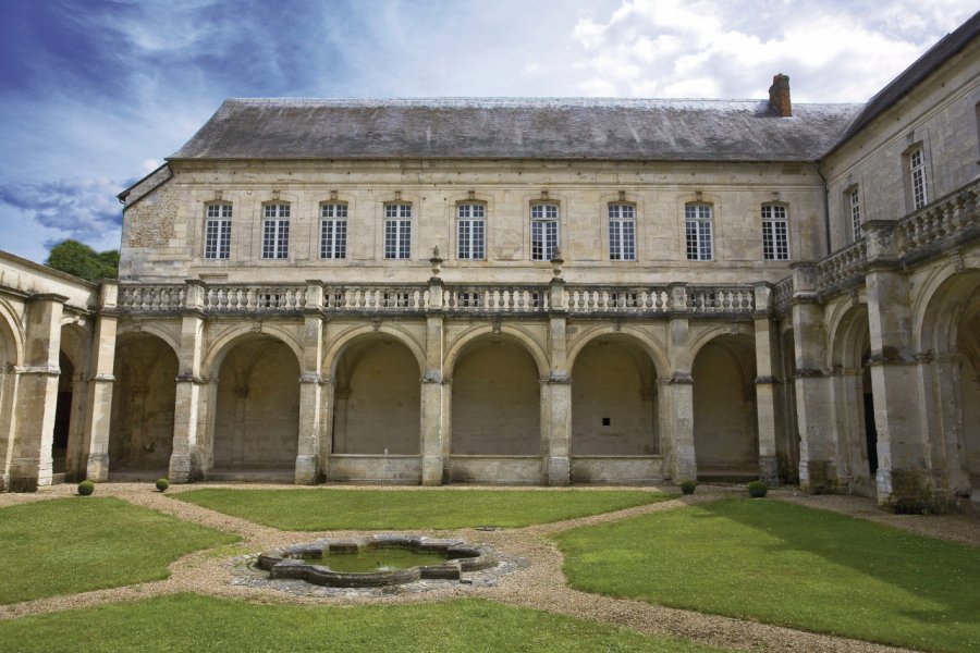 Le cloître de l'abbaye Notre-Dame-du-Bec JONATHAN - Fotolia