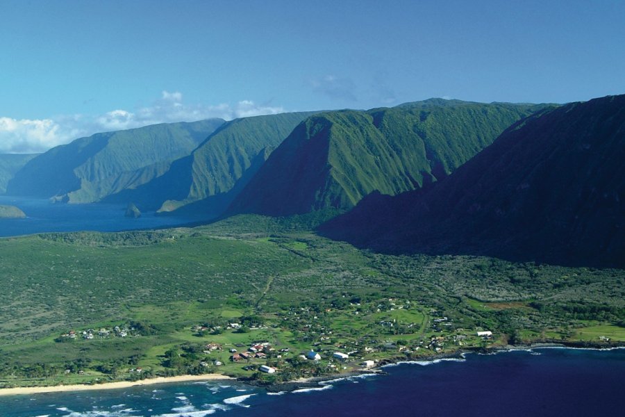 Survol de Kalaupapa. Hawaii Tourism Authority (HTA) / Ron Garnett