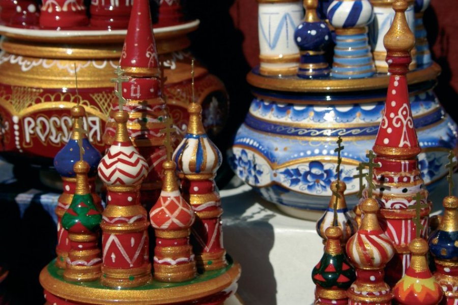 Marché artisanal, vente de souvenirs russes. (© Stéphan SZEREMETA))