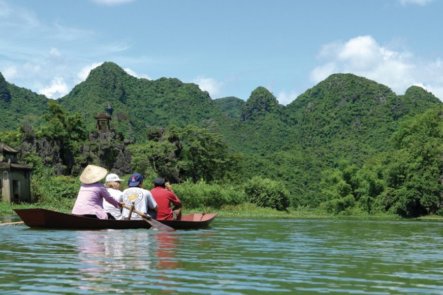 Bateau sur la rivière vers la Pagode des Parfums Canakris - Fotolia