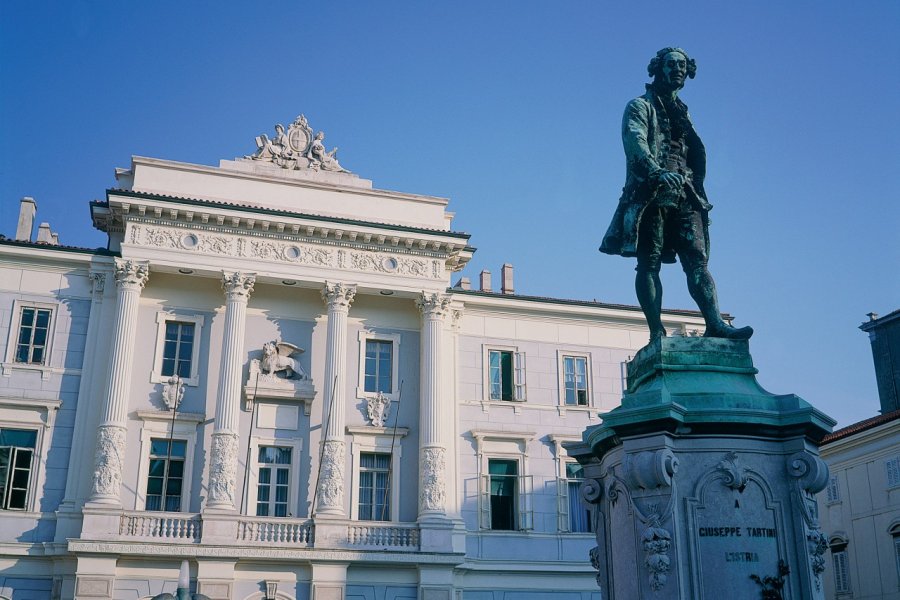 La place de l'hôtel de ville. Stéphane Maréchal - Iconotec