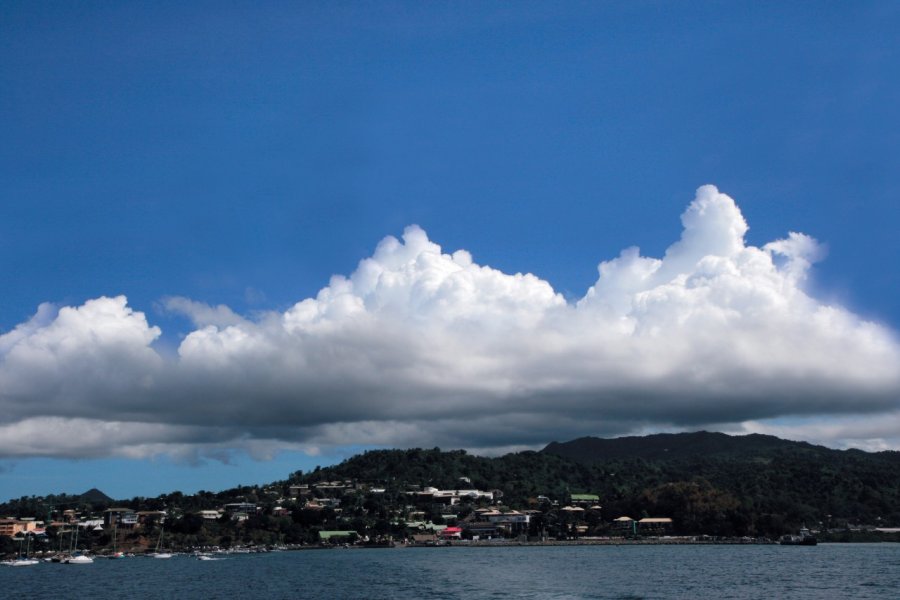 De gros nuages s'accumulent parfois au dessus de Grande Terre. Stéphan SZEREMETA