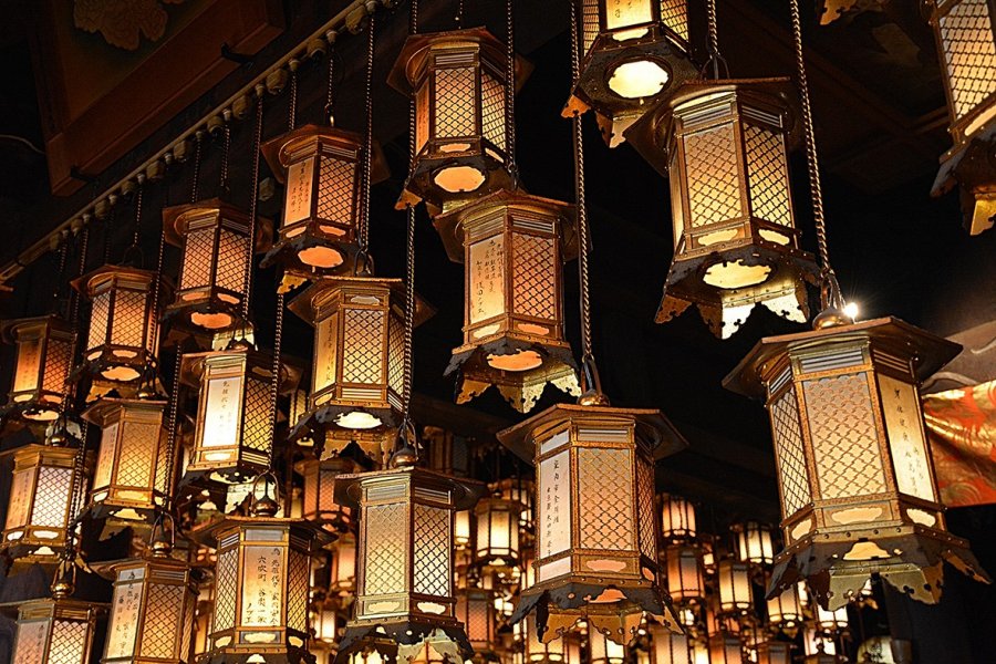 Lanternes du temple Ryozenji à Naruto. (© Maxime DRAY))