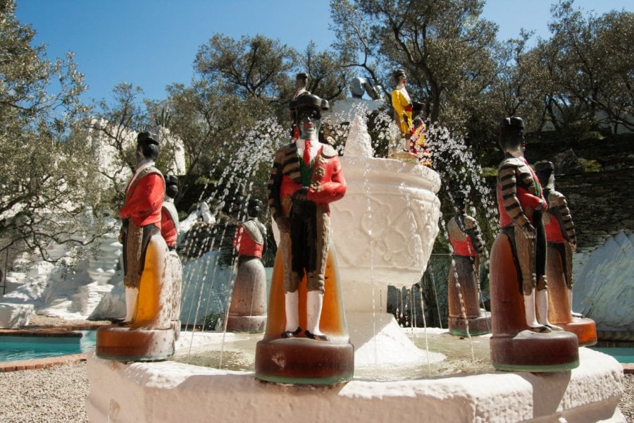 Fontaine au fond du jardin de la maison de Dali à Portlligat. Esik Sandor - Shutterstock.com