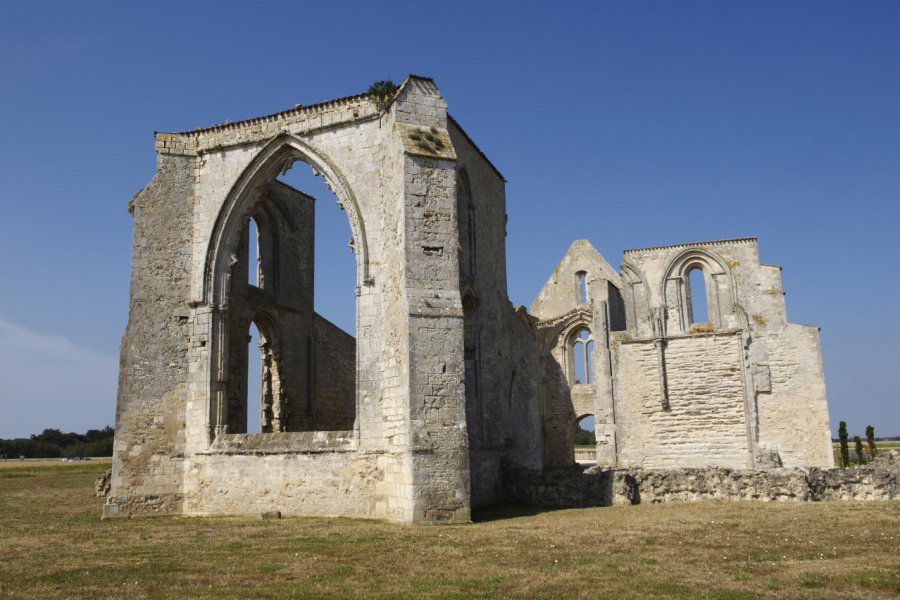 L'abbaye des Châteliers à La Flotte Bluesky6867 - Fotolia