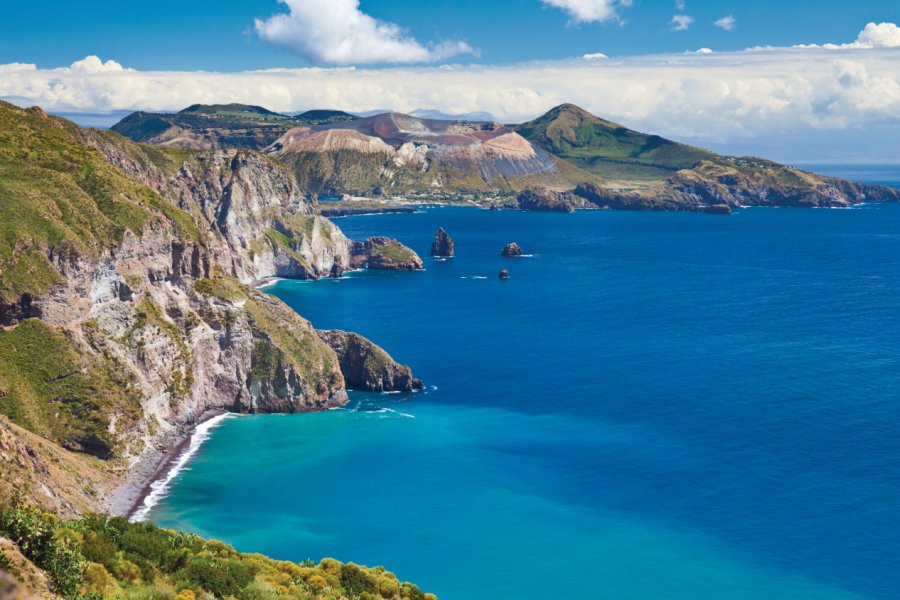 Panorama depuis l'île de Lipari sur le cratère volcanique de l'île de Vulcano. Brzozowska - iStockphoto.com