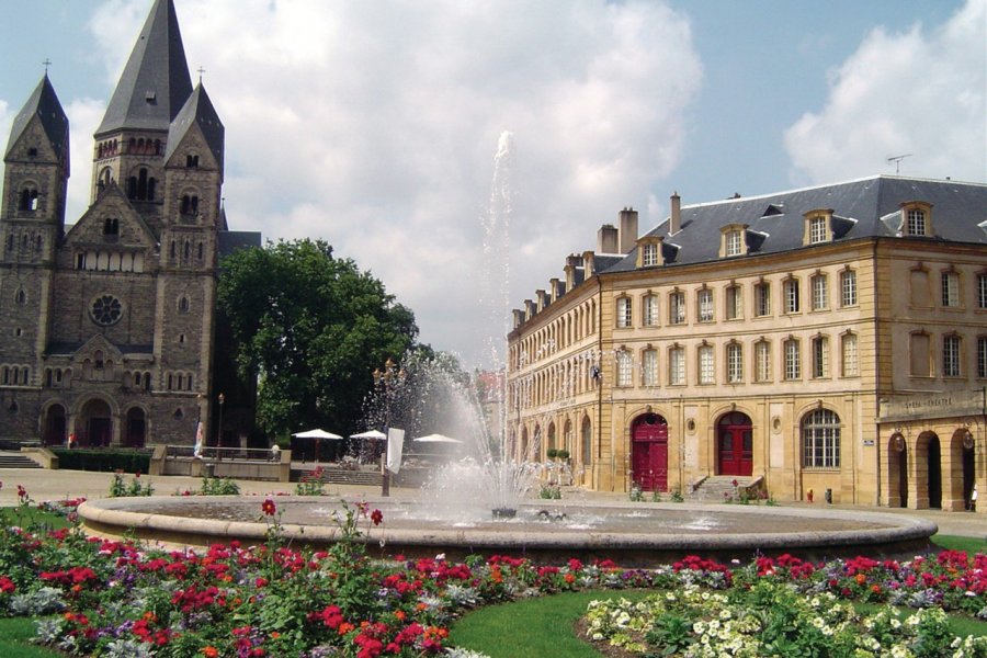 Le Temple Neuf et la place de la Comédie Jérôme DELAHAYE - Fotolia