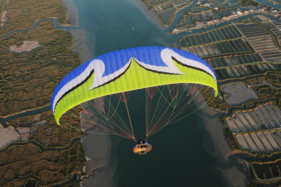 Paramoteur au-dessus de l'île d'Oléron. Philippe DEVANNE - Shutterstock.com