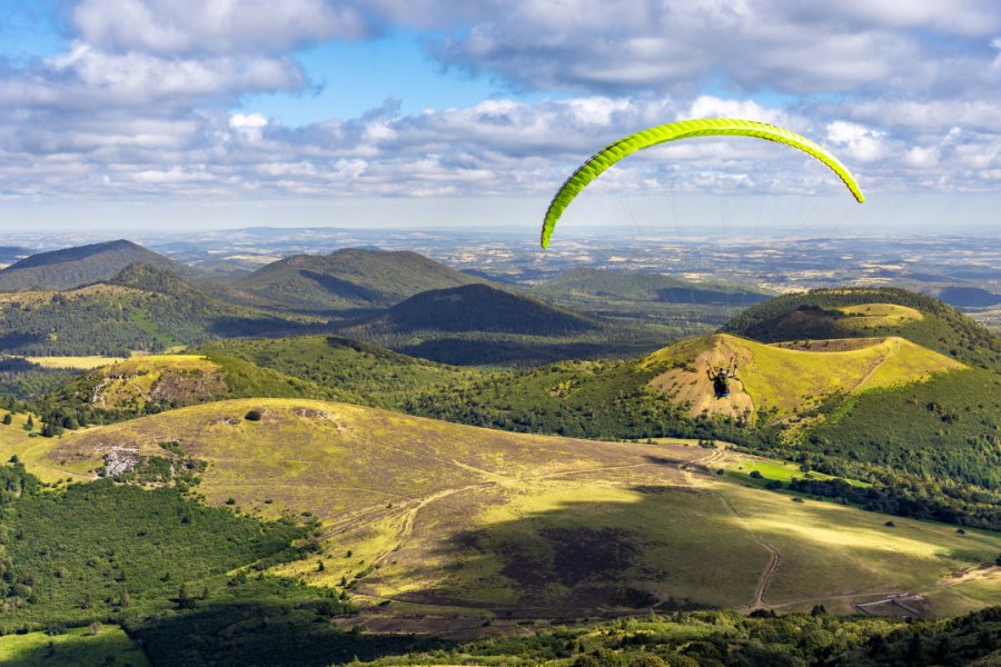 Survol de la Chaine des Puys en parapente. Rudy Boudoux - Shutterstock.com