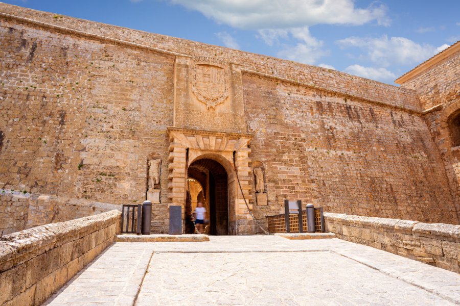 Entrée principale de la Dalt Vila. lunamarina - Shutterstock.com