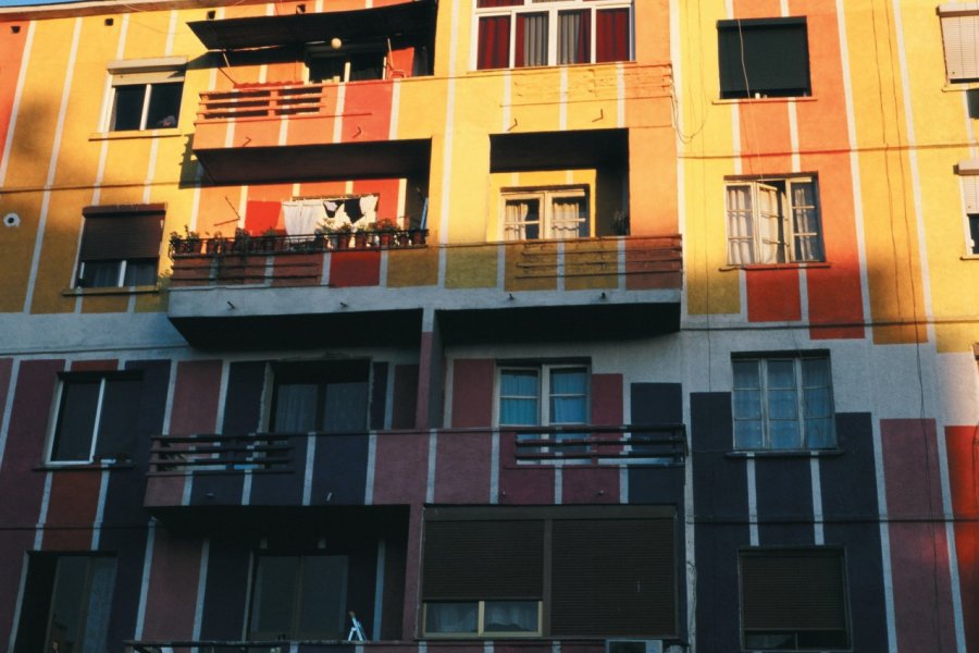 Immeubles le long de la rivière. Julie Briard