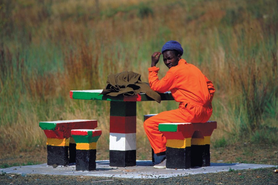 Jeune homme à une table de pic-nic South African Tourism