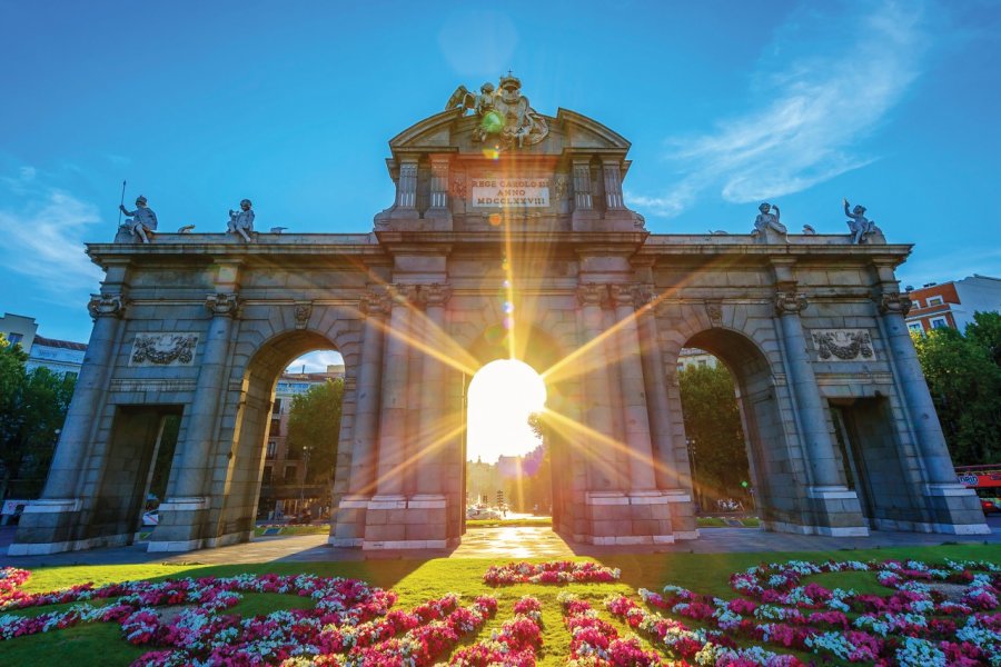 La Puerta de Alcalá au coucher du soleil. Frederic PROCHASSON - iStockphoto