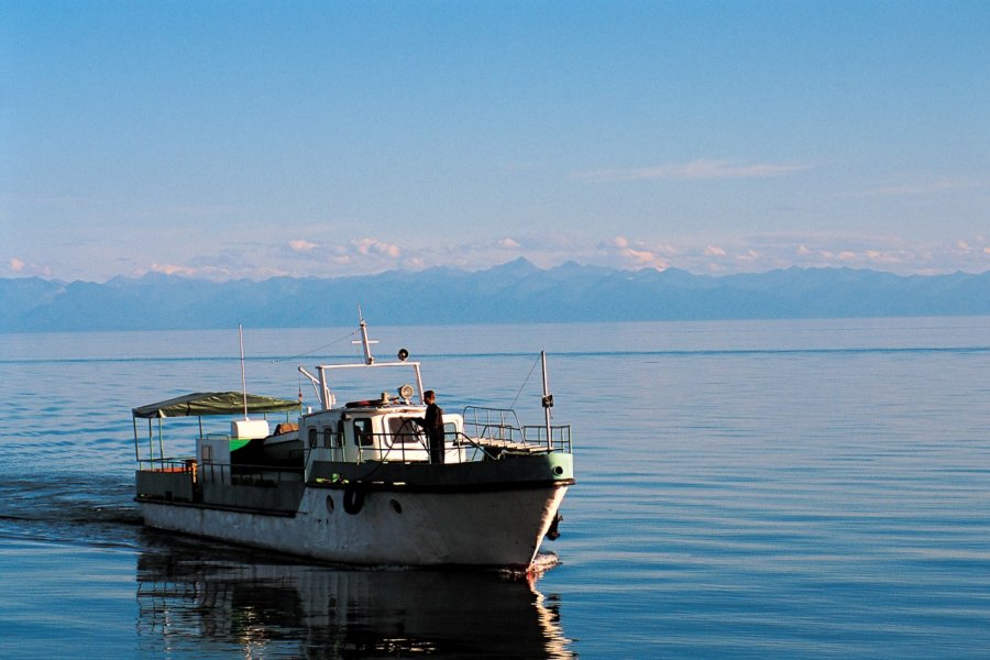 Bateau sur le Baïkal, l'oeil bleu de Sibérie Stéphan SZEREMETA