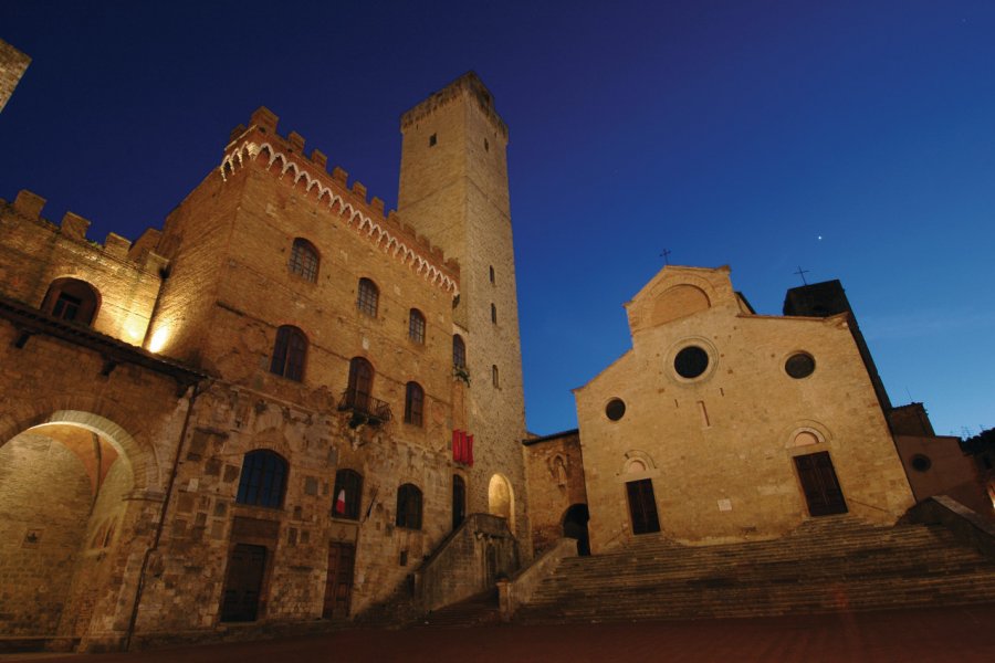 Collégiale romane et palais du Peuple. Picsofitalia.com