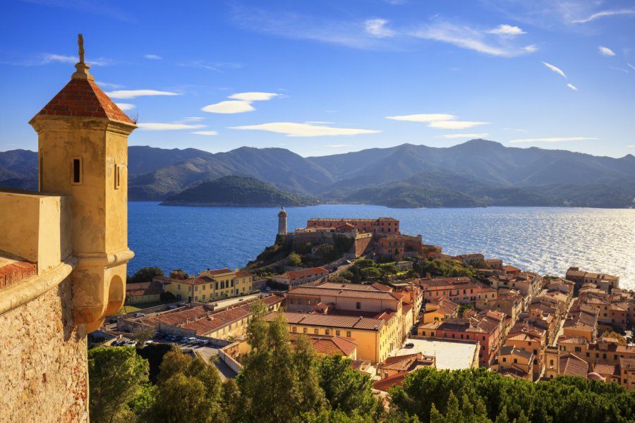 Vue sur Portoferraio depuis la forteresse médicéenne. StevanZZ - Shutterstock.com